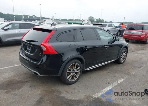 2016 Volvo V60 Cross Country Premier z USA, uszkodzony, nr VIN YV4612HKXG1018094